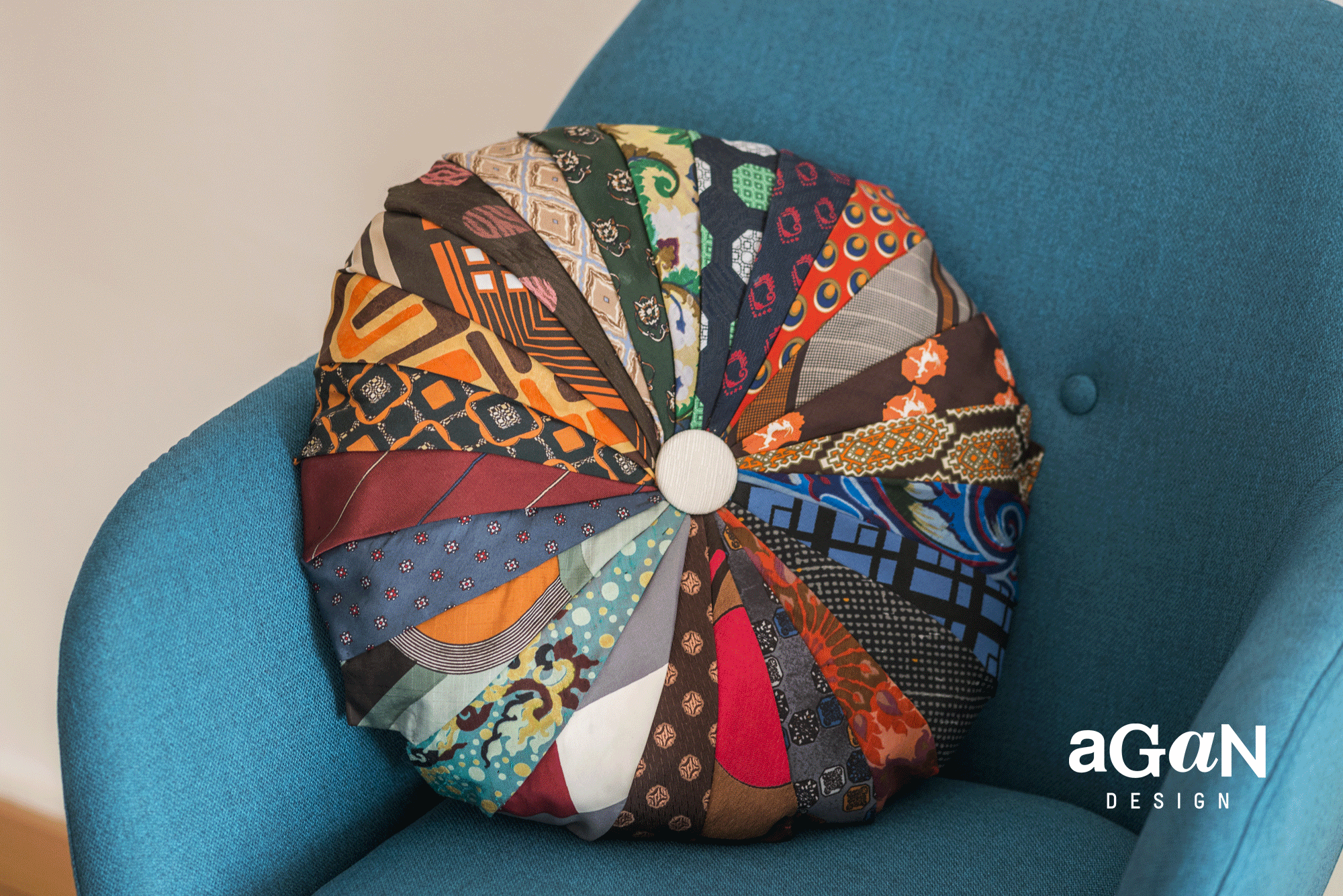 aGaN Design - Cuscino realizzato a mano utilizzando per il rivestimento cravatte in seta.
