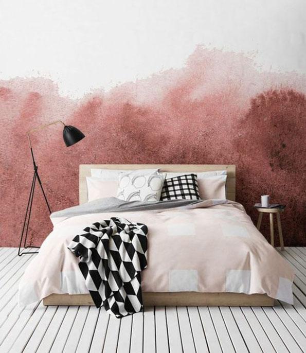 Parete dietro il letto in nuances di rosa